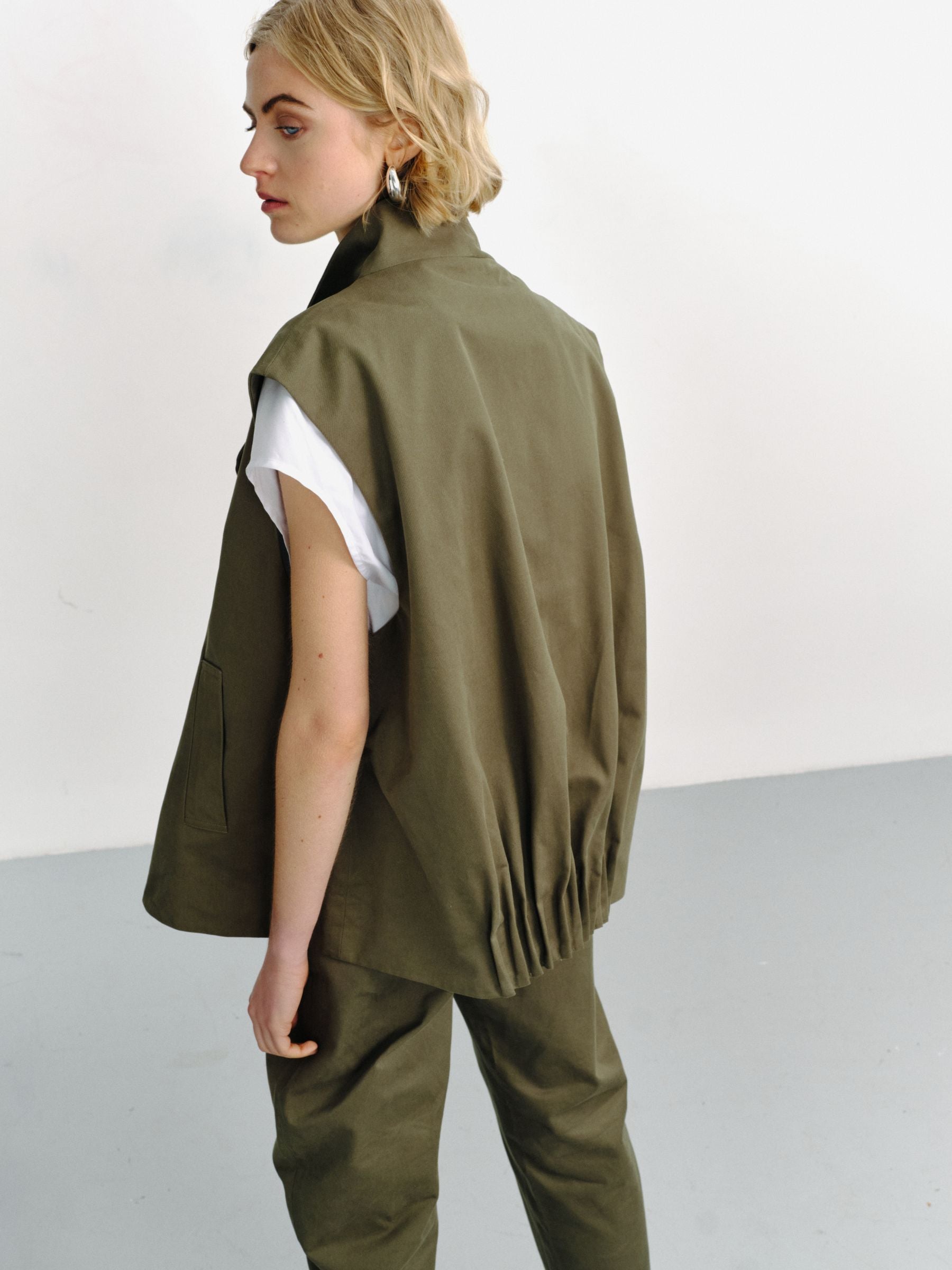 ACHI - Sleeveless jacket in gabardine