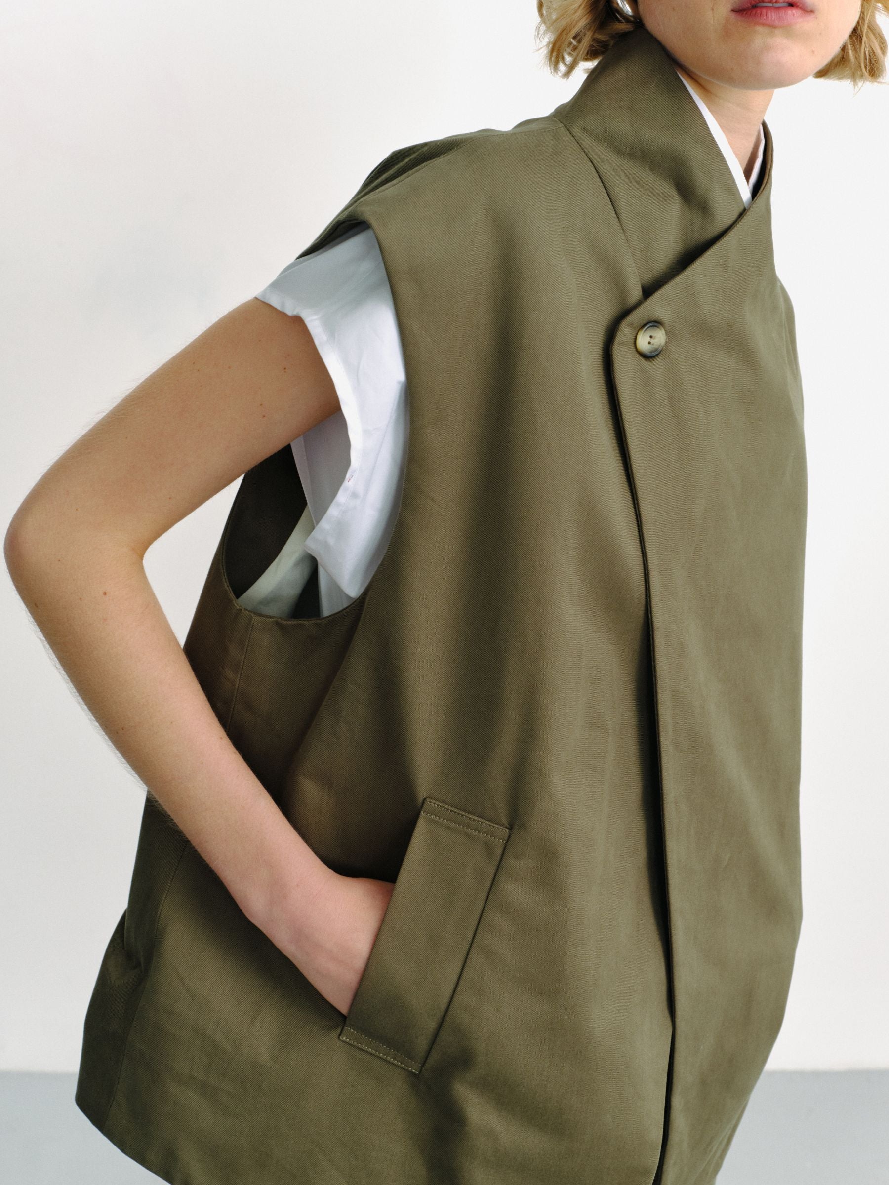 ACHI - Sleeveless jacket in gabardine