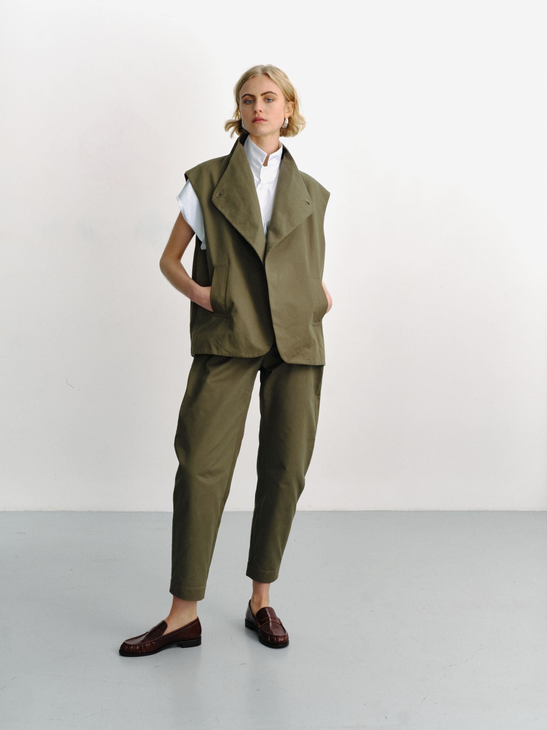 ACHI - Sleeveless jacket in gabardine