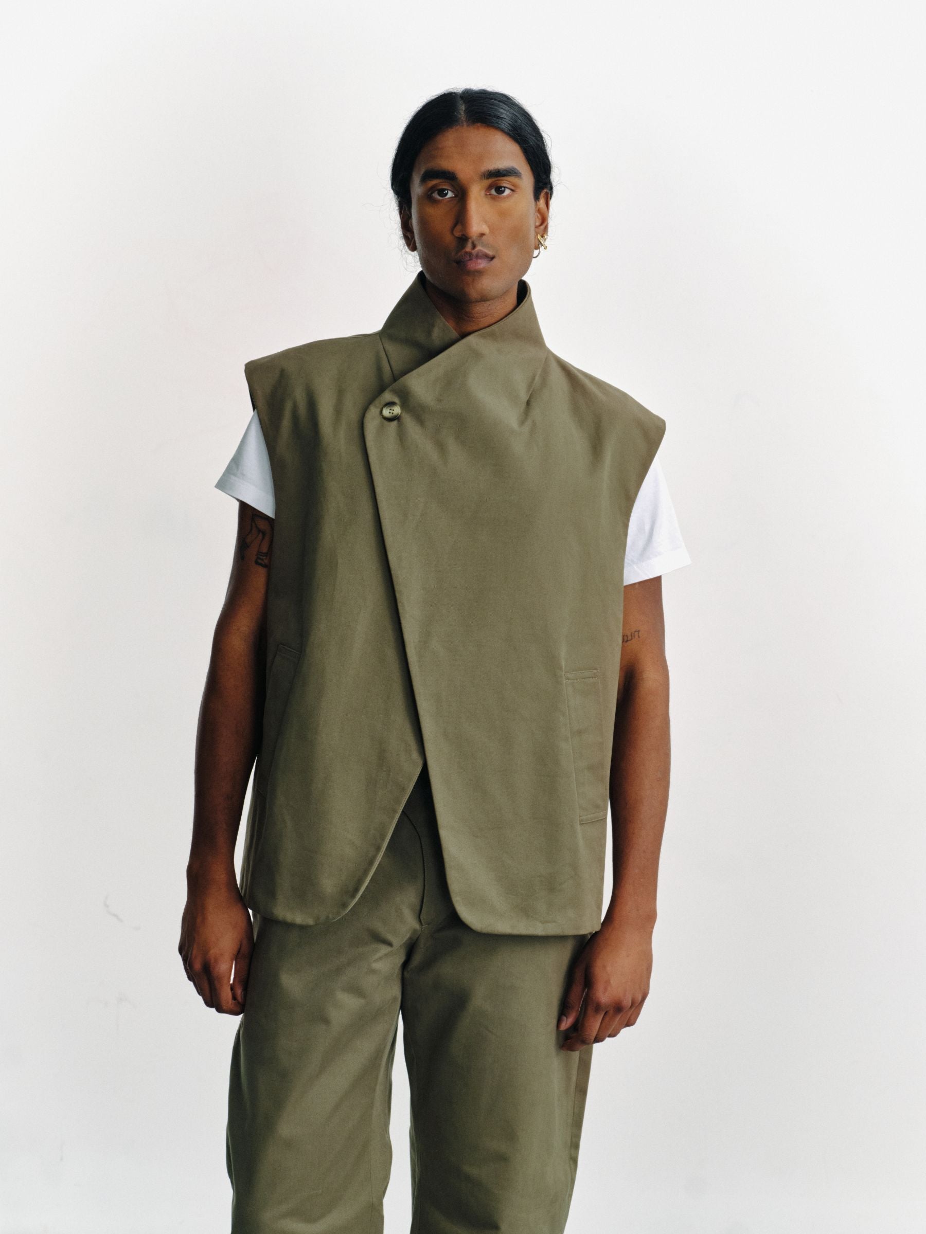 ACHI - Sleeveless jacket in gabardine