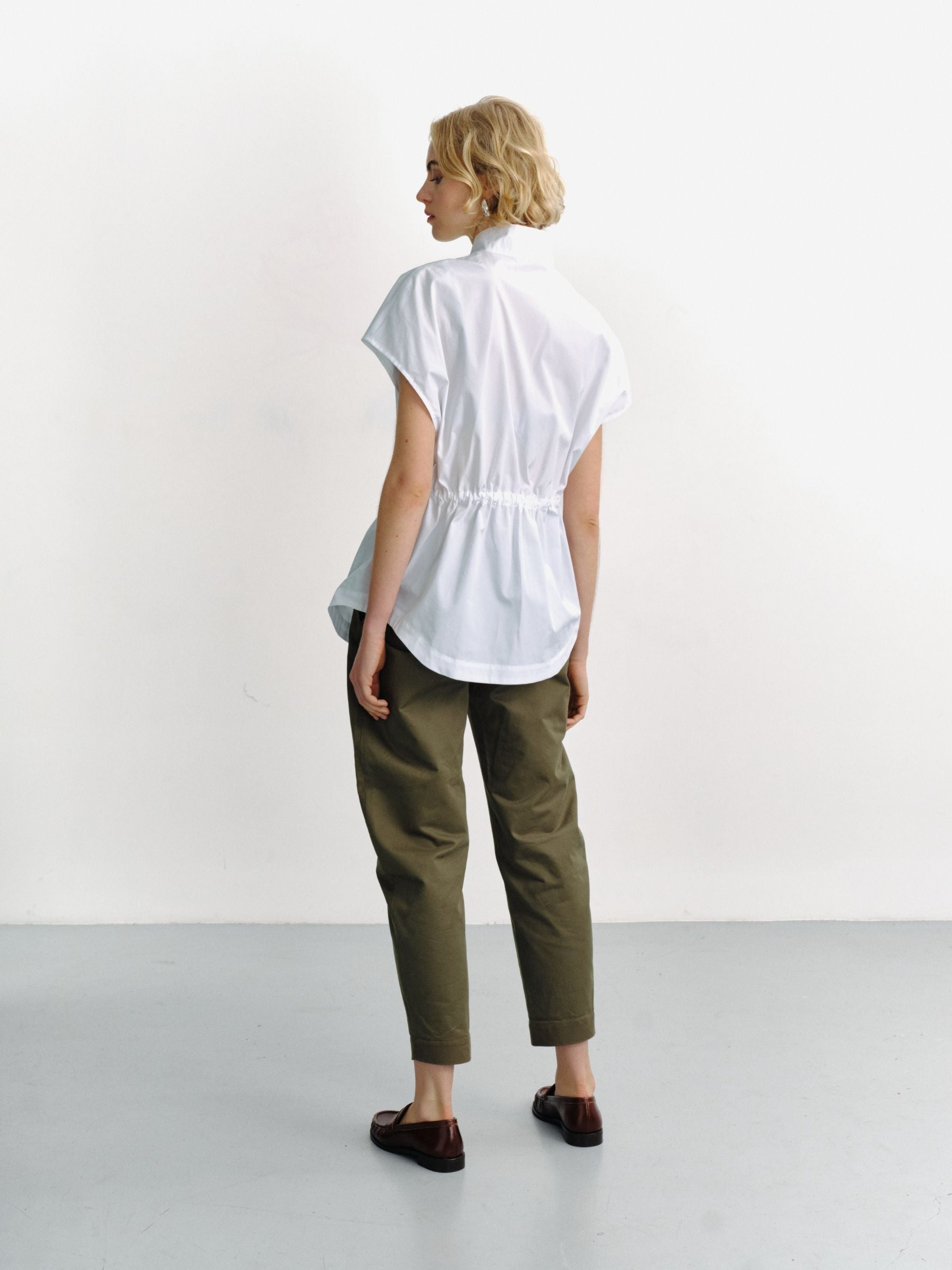 ALLAT - Sleeveless high-collar shirt