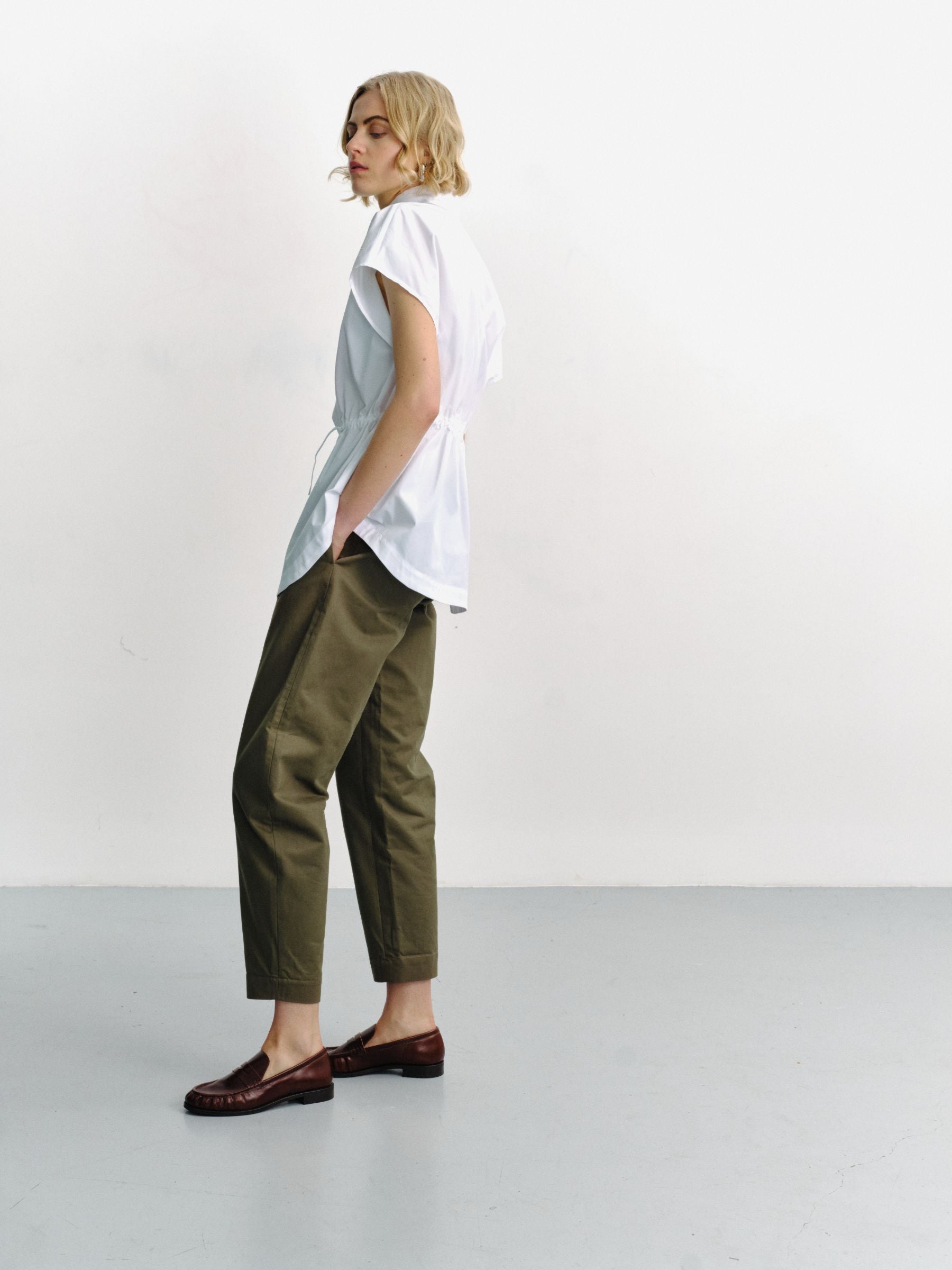 ALLAT - Sleeveless high-collar shirt