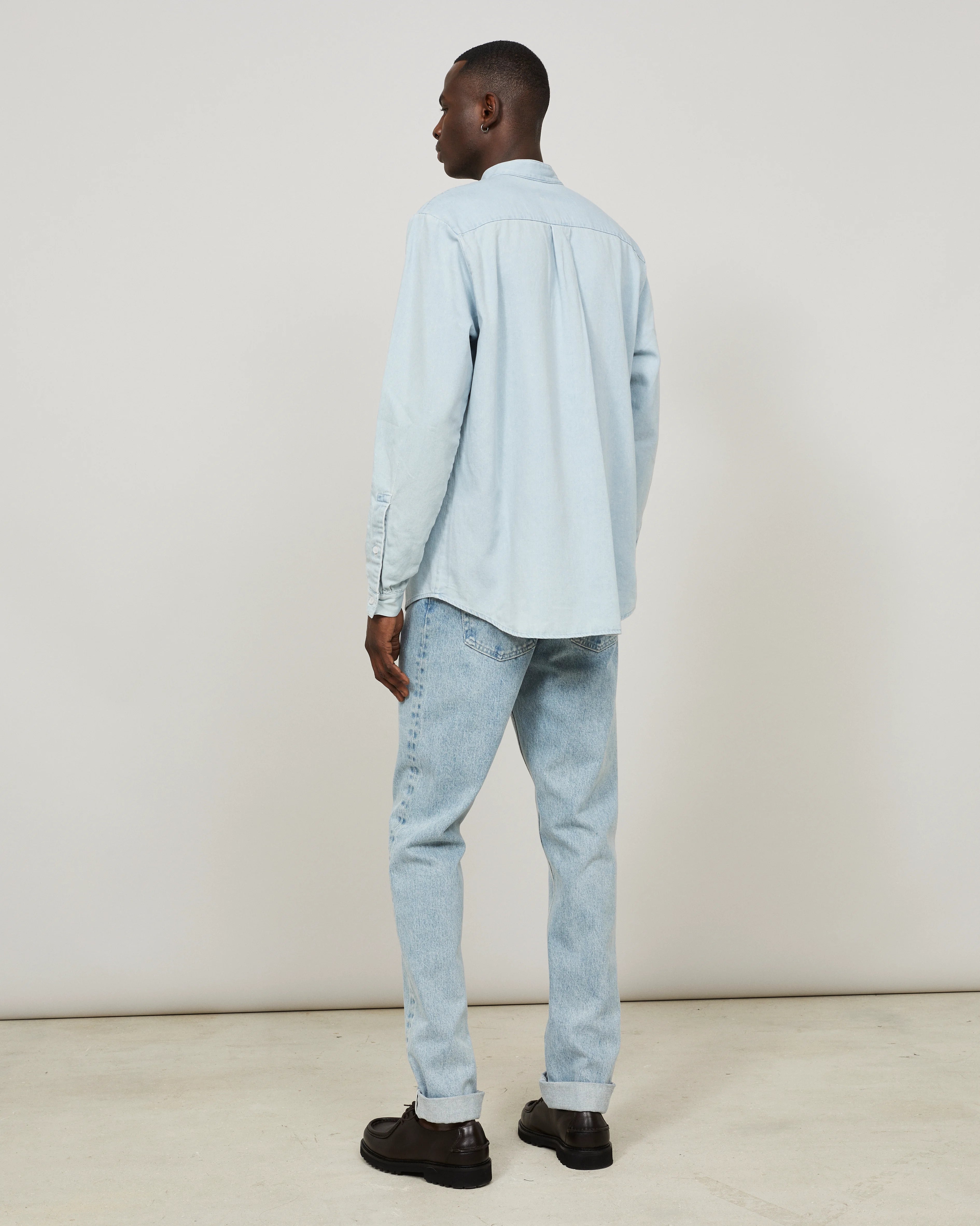 SPRING - Officer-collar shirt in washed denim