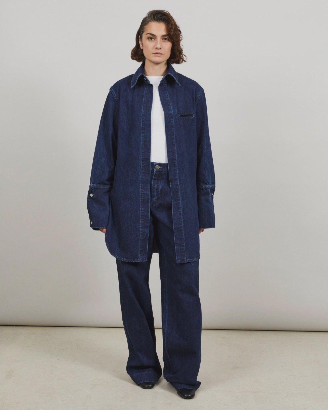 CINTA - Chemise longue en denim indigo - ADNPARIS_CINTASHIRTDENIM_FEMME_FRONTOPEN.webp.mp4